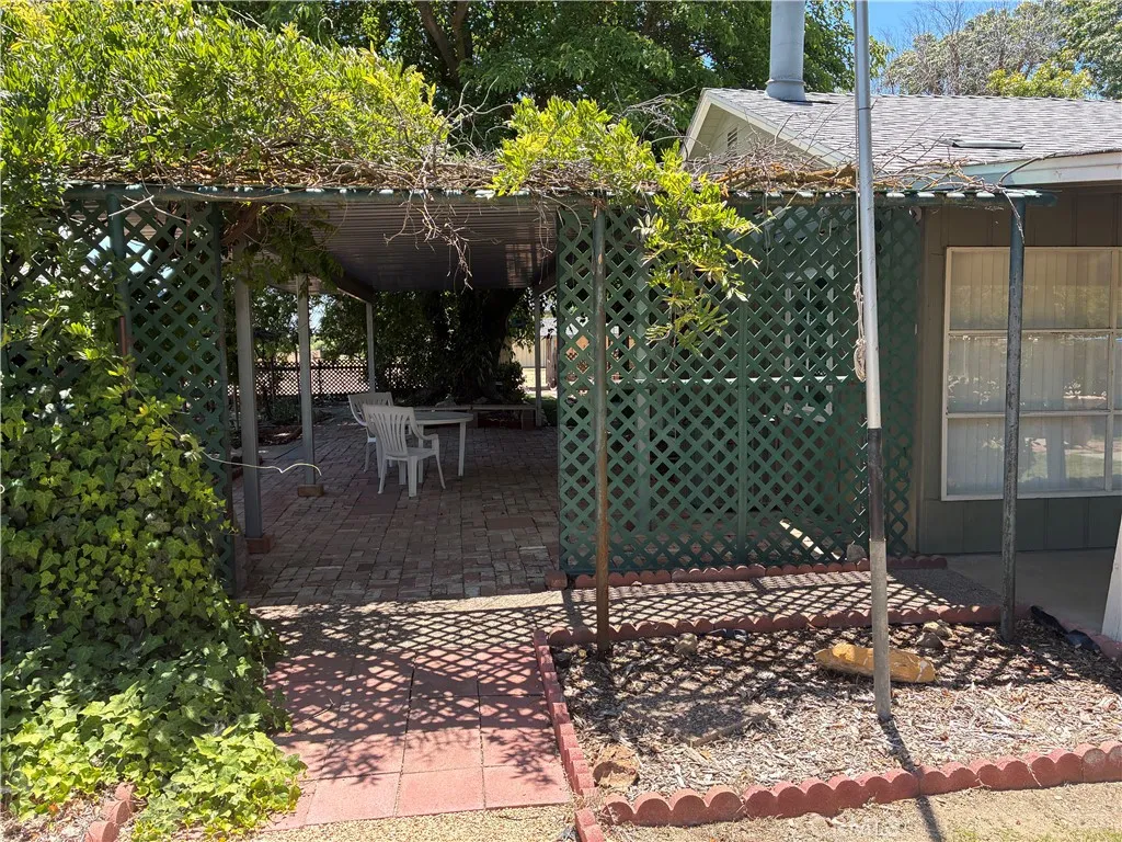 Family and friends will enjoy spending time in this lovely patio area!