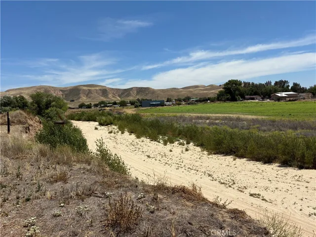 Riverbed from the opposite direction looks out over the ranches and fields.