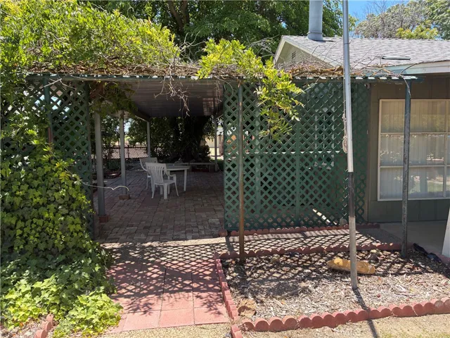 Family and friends will enjoy spending time in this lovely patio area!