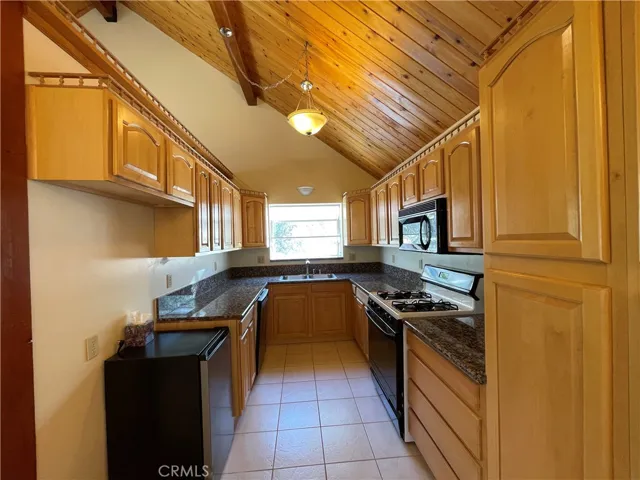 Beautiful kitchen with bay window