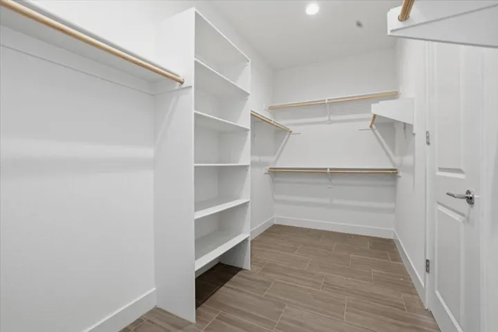 27-Walk In Closet