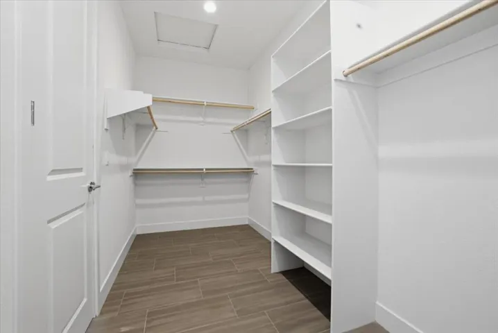 28-Walk In Closet