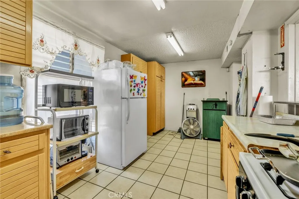 4212 Clara, Cudahy, California 90201 — photo 4