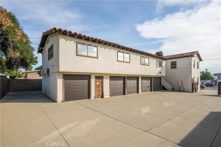 Fully gated property, plentiful parking