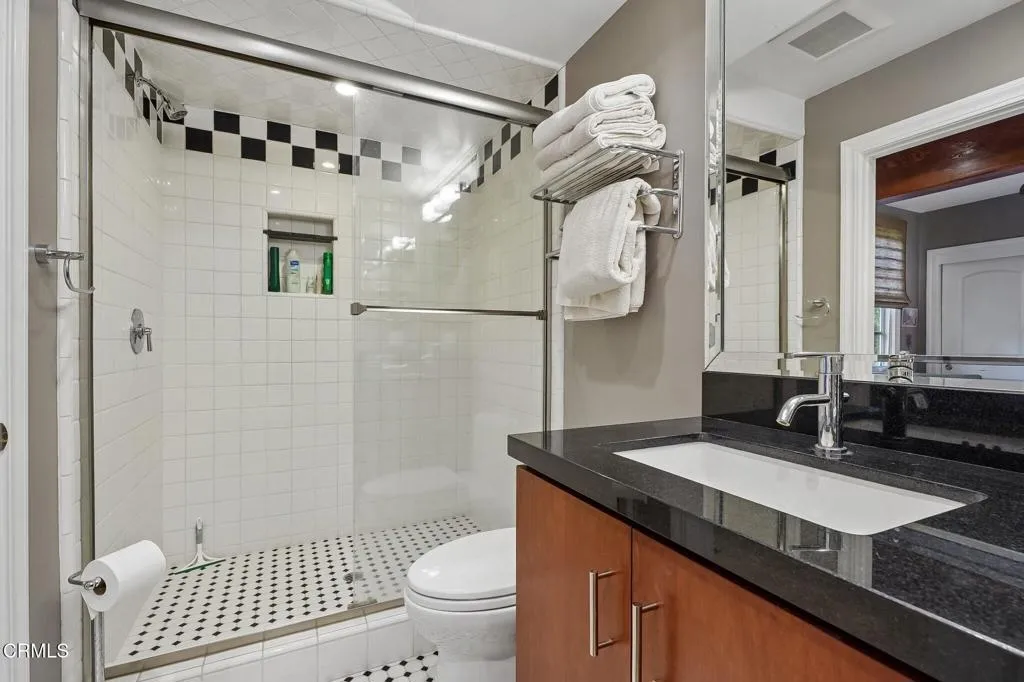 Flex room bath