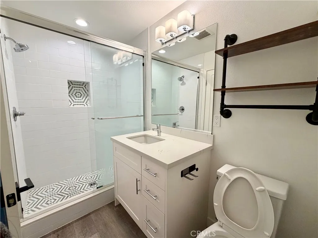 Ground floor guest room bathroom