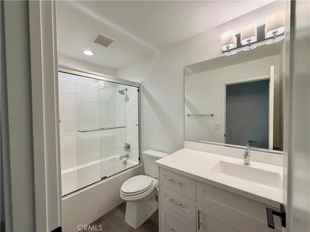 Full guest bathroom