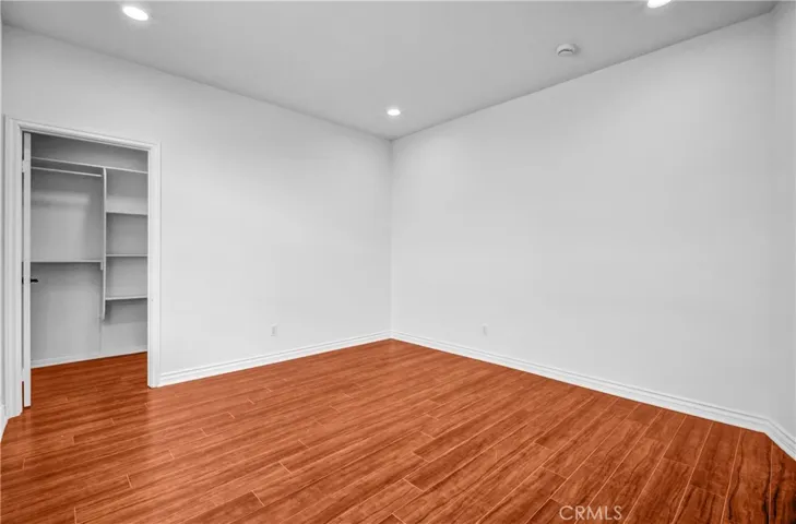 Downstairs  bedroom (suite) with walking closet