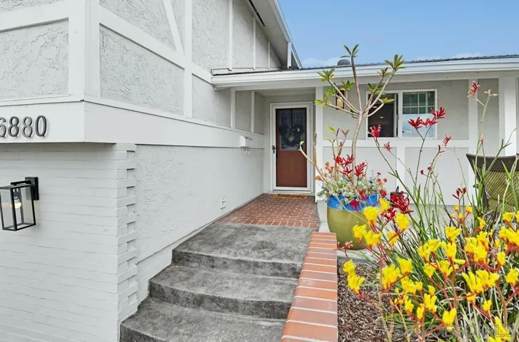 6880 Wallsey Drive, San Diego, California 92119