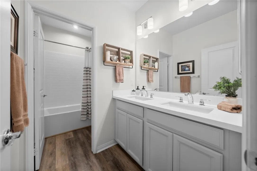 Upstairs secondary full bathroom