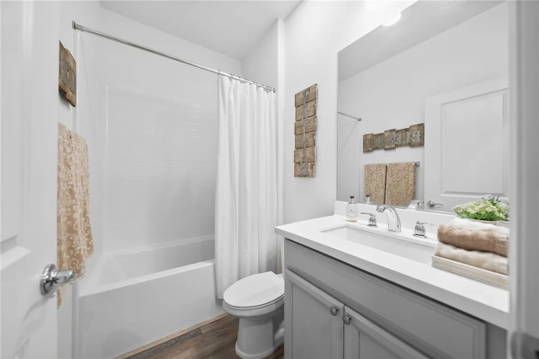 Main floor full bathroom