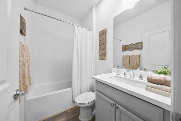 Main floor full bathroom