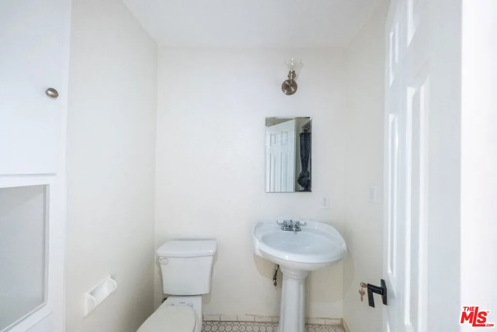 1ST BATHROOM