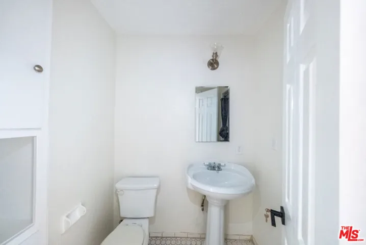 1ST BATHROOM