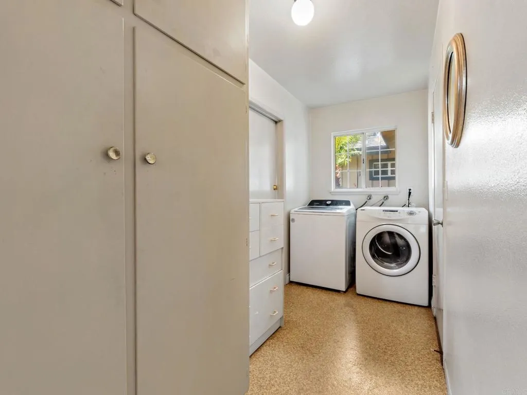 Laundry between Kitchen and Garage Mud-Room