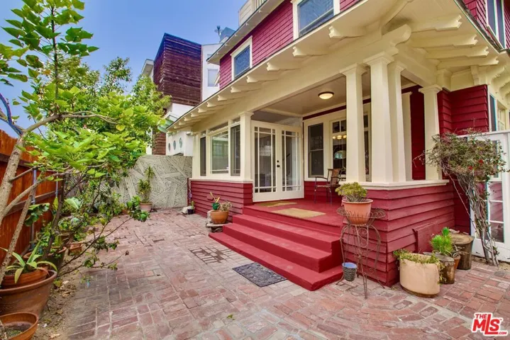 105 Park Place, Venice, California 90291