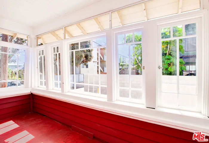 105 Park Place, Venice, California 90291
