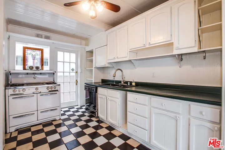 105 Park Place, Venice, California 90291
