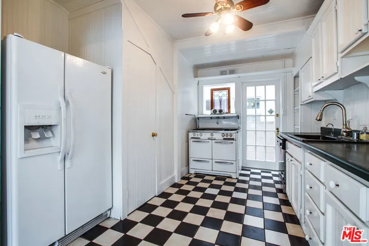 105 Park Place, Venice, California 90291