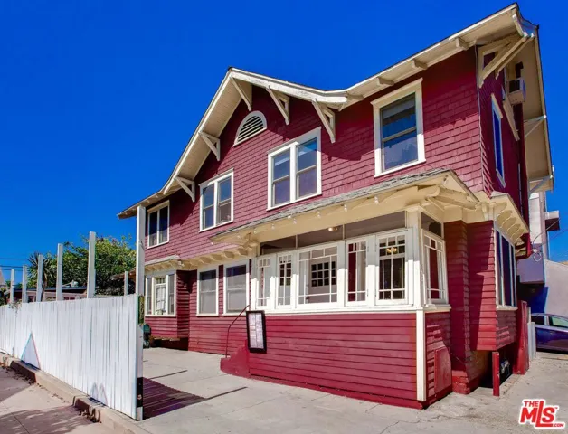 105 Park Place, Venice, California 90291