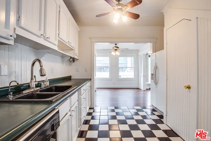 105 Park Place, Venice, California 90291