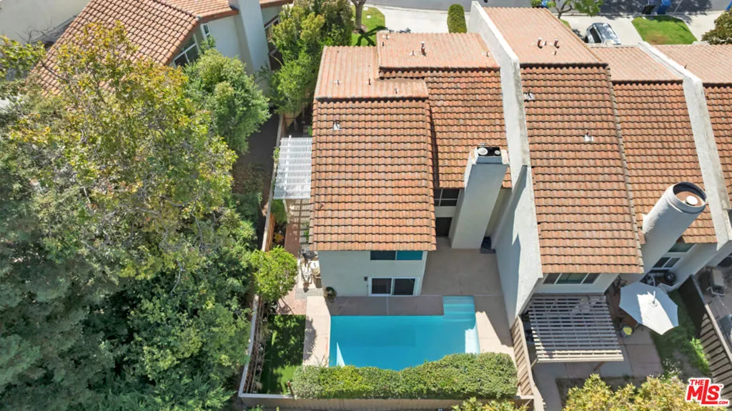 End Unit w/Pool