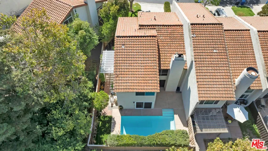 End Unit w/Pool