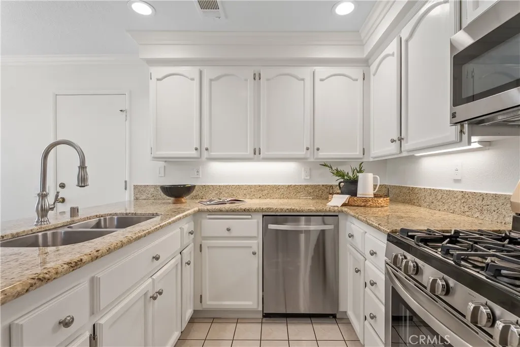 Gas range, stainless appliances.