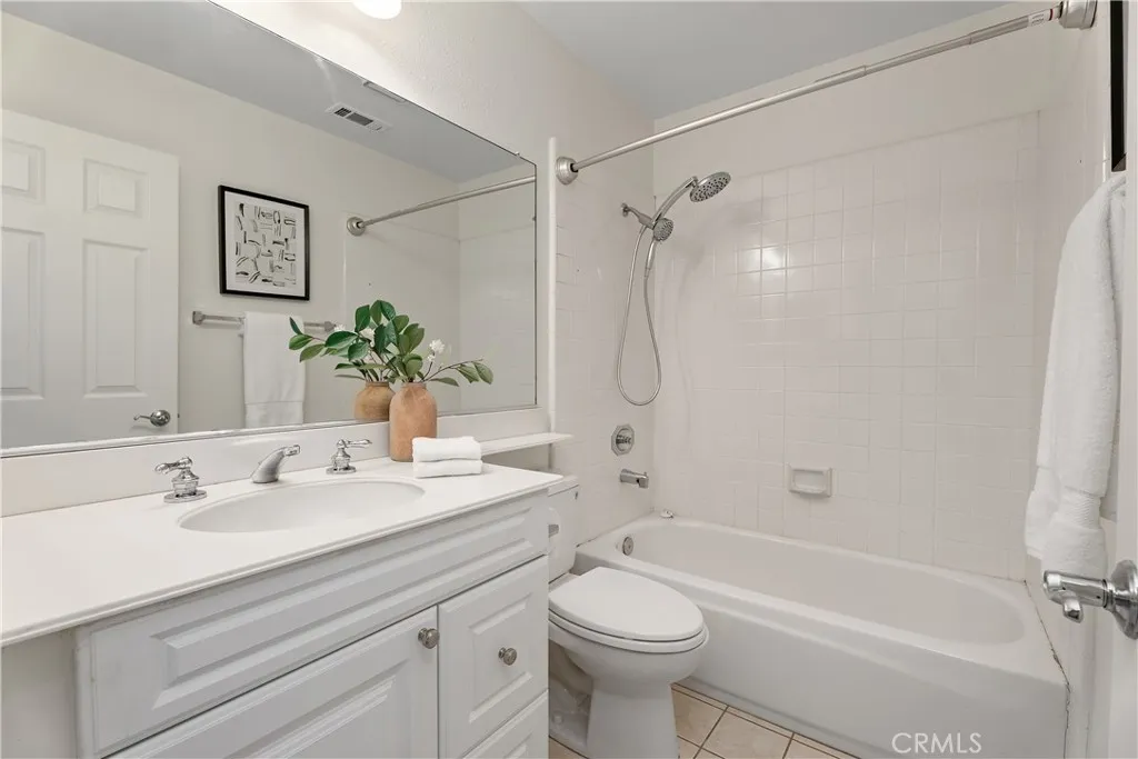 Private en-suite bath for secondary bedroom