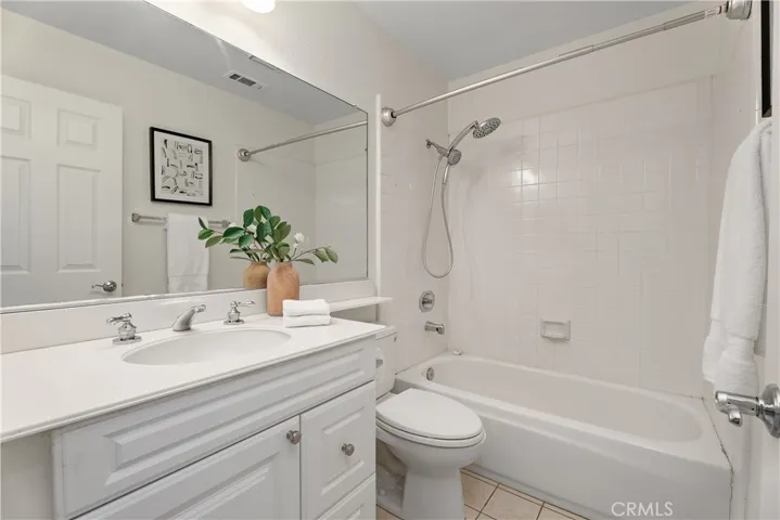 Private en-suite bath for secondary bedroom