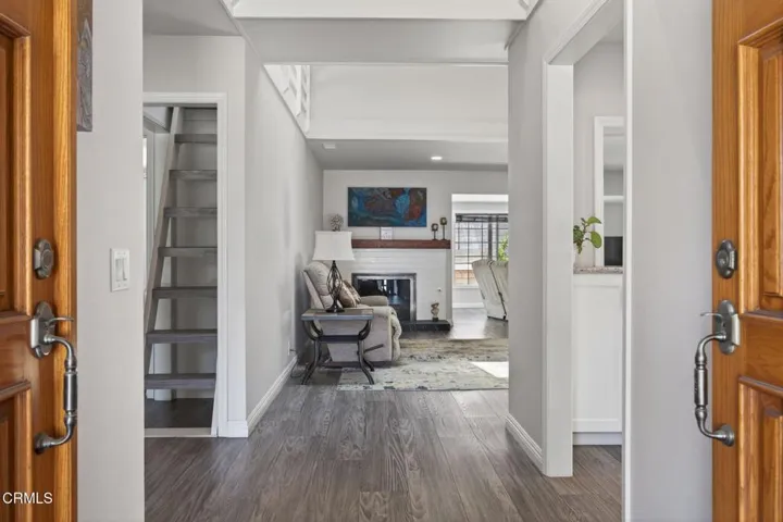 5-web-or-mls-Upmarketmedia_909Bur-013
