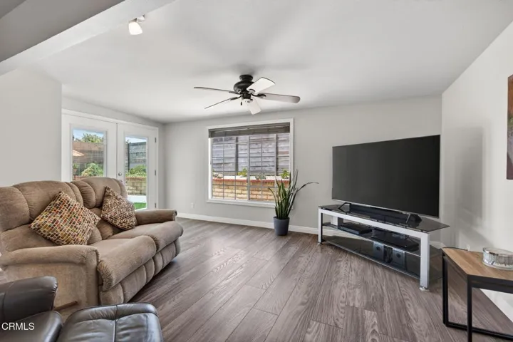 11-web-or-mls-Upmarketmedia_909Bur-036