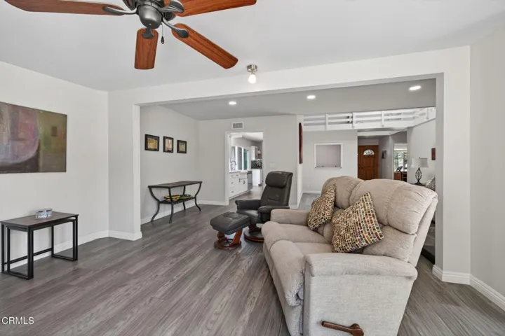 13-web-or-mls-Upmarketmedia_909Bur-044