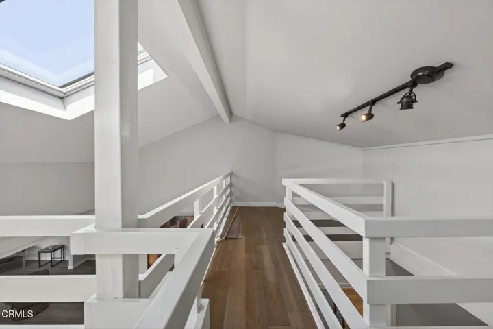 36-web-or-mls-Upmarketmedia_909Bur-117