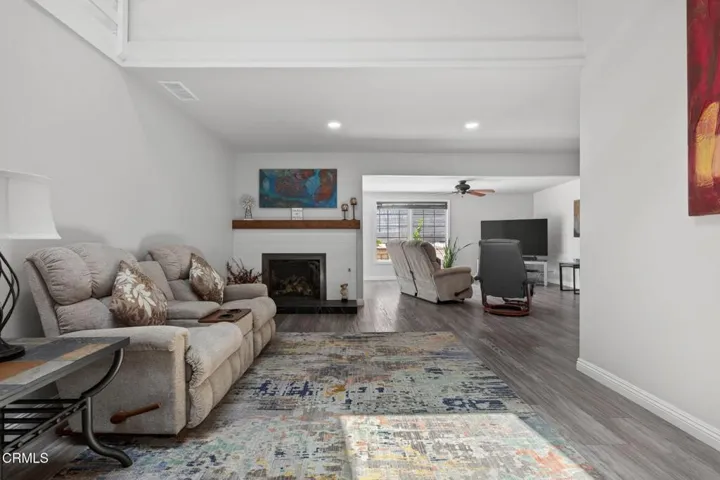 7-web-or-mls-Upmarketmedia_909Bur-019