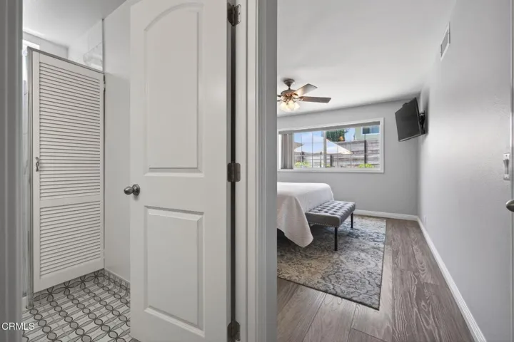 26-web-or-mls-Upmarketmedia_909Bur-082