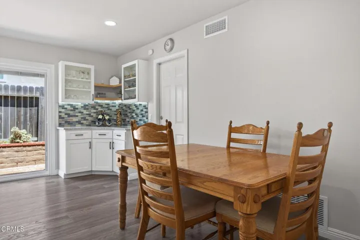 20-web-or-mls-Upmarketmedia_909Bur-064