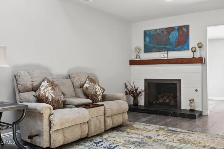 9-web-or-mls-Upmarketmedia_909Bur-029