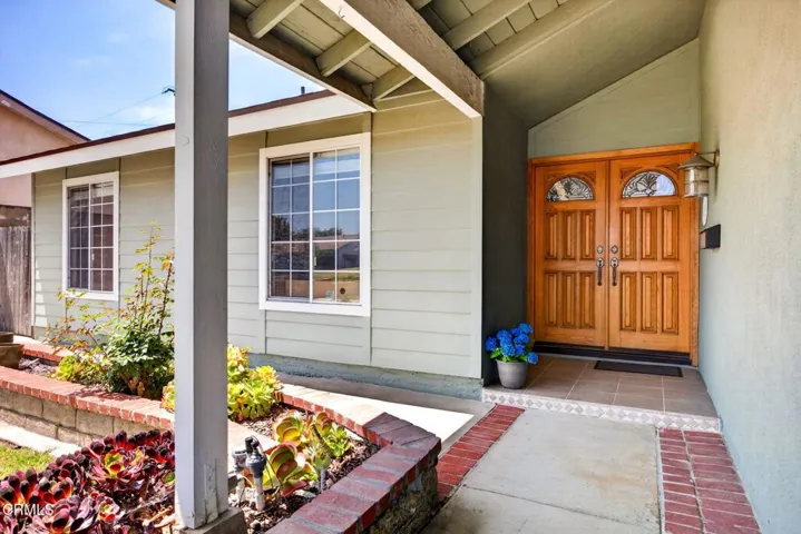 4-web-or-mls-Upmarketmedia_909Bur-010
