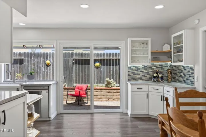 18-web-or-mls-Upmarketmedia_909Bur-058