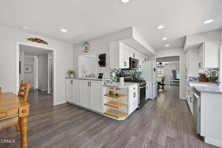 19-web-or-mls-Upmarketmedia_909Bur-062