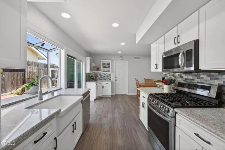 15-web-or-mls-Upmarketmedia_909Bur-051