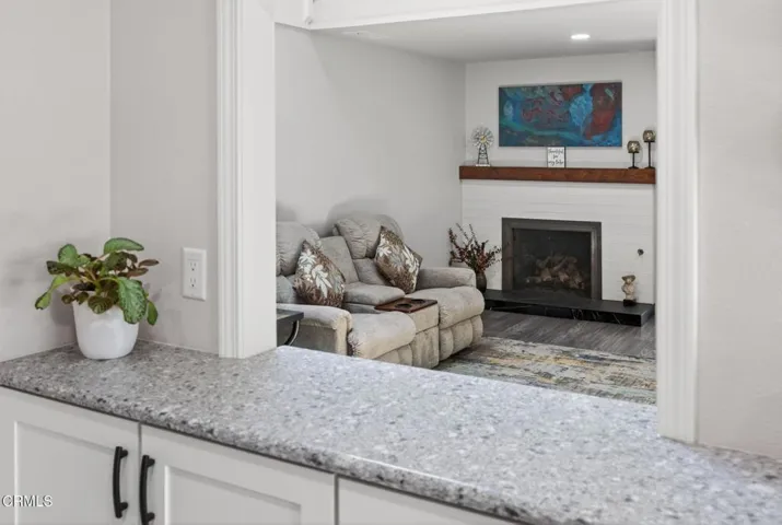 22-web-or-mls-Upmarketmedia_909Bur-070