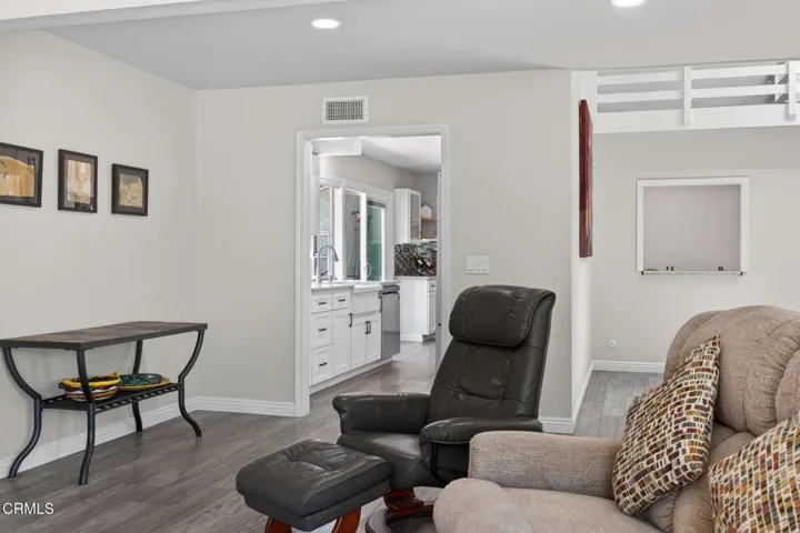 14-web-or-mls-Upmarketmedia_909Bur-048