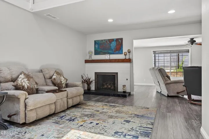 8-web-or-mls-Upmarketmedia_909Bur-024