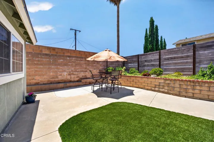 39-web-or-mls-Upmarketmedia_909Bur-124