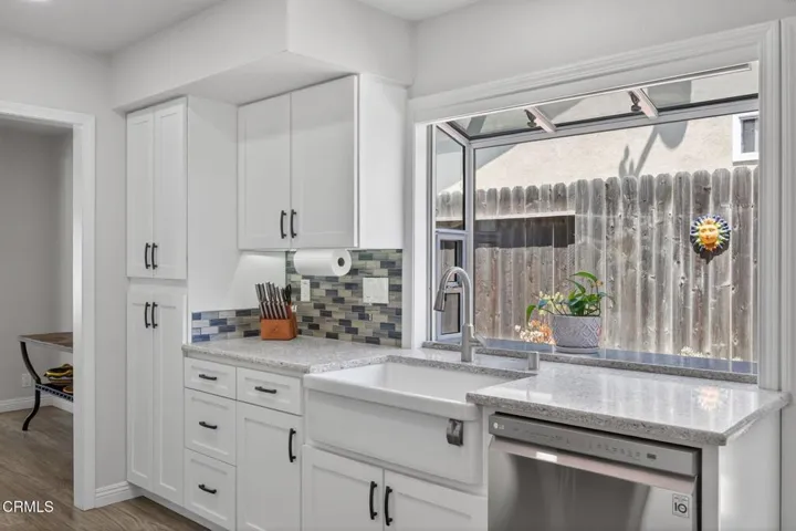 17-web-or-mls-Upmarketmedia_909Bur-055