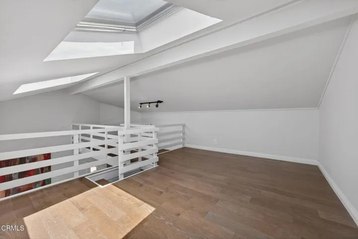 37-web-or-mls-Upmarketmedia_909Bur-119