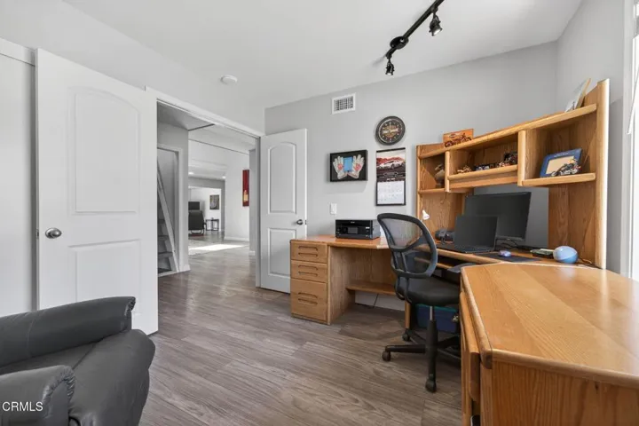 33-web-or-mls-Upmarketmedia_909Bur-106
