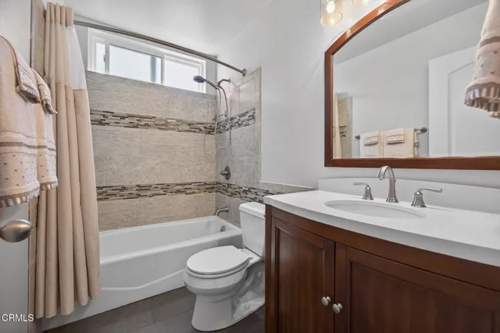 30-web-or-mls-Upmarketmedia_909Bur-096